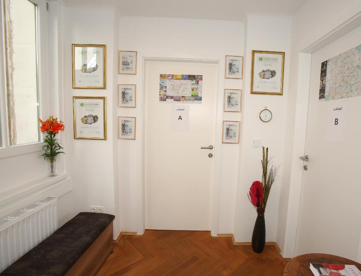 Apartments Vienna Opera Екстер'єр фото